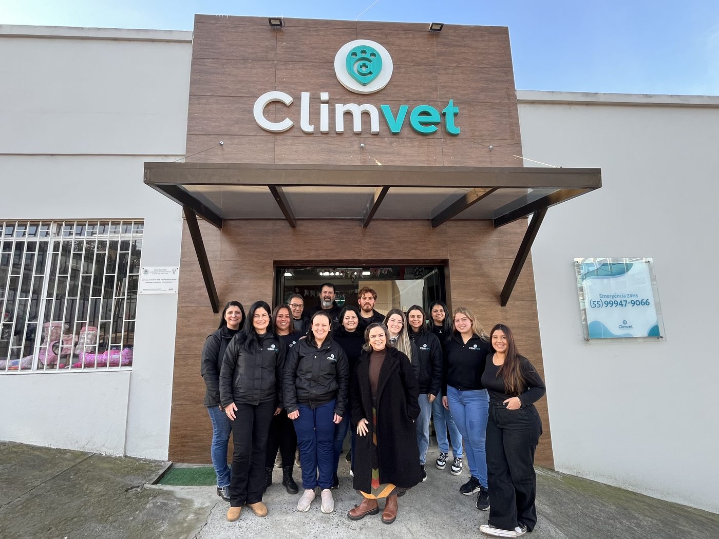 Equipe completa da Climvet em frente à fachada da clínica