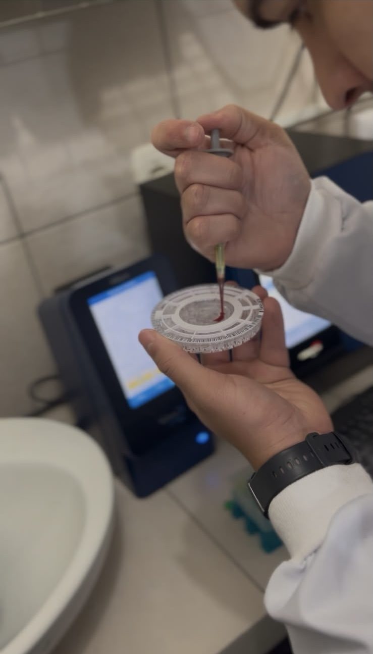 Amostra de sangue sendo preparada no analisador do laboratório da Climvet