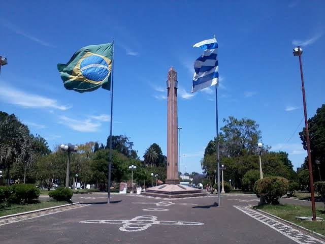 Bandeiras do Brasil e do Uruguai no Parque Internacional, na fronteira entre Santana do Livramento e Rivera
